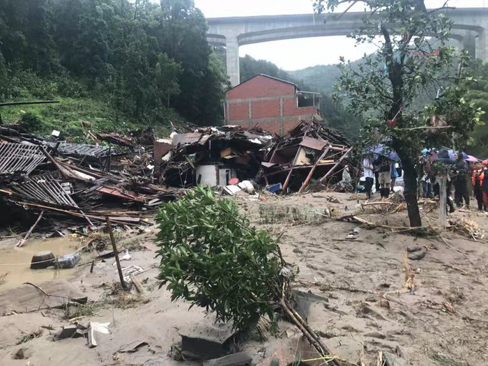  房屋垮塌，建筑木材散落一地。受访者供图