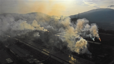 7月7日19时许，钒钛高新区一家黄磷厂的8盏“天灯”在熊熊燃烧，把燃烧产生的大量白色和黄色烟气源源不断输送到空气中。