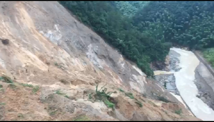滑坡体就在河边，据称下方有房屋被掩埋。受访者所供视频截图