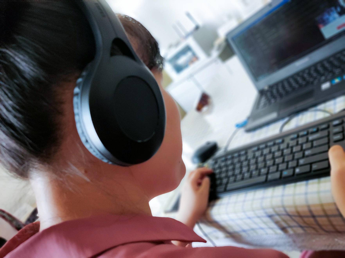 （蔡聪OPPO影像创作大赛参赛作品，周彤在办公室使用电脑办公）