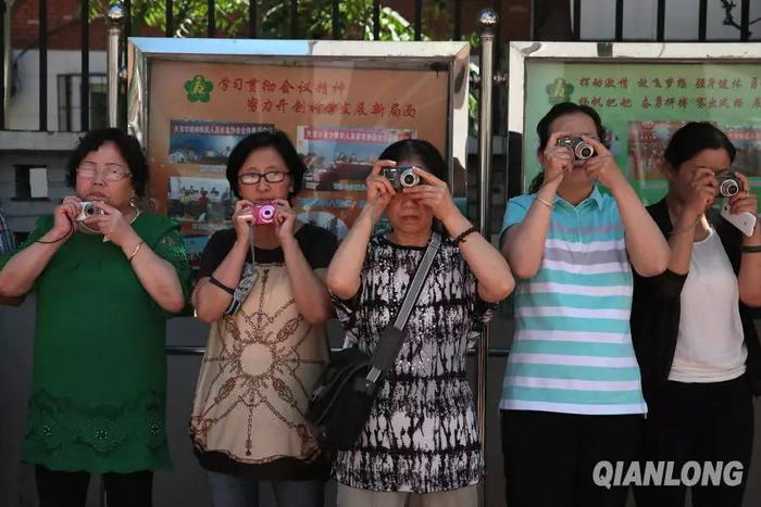 （视障者们在户外练习拍照）