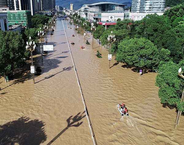 在各级工作人员救助的同时，临海市民们纷纷开始自救。航拍受灾现场。&nbsp;视觉中国&nbsp; 图