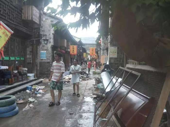 8月11日，洪水退去后的紫阳街。受访者供图