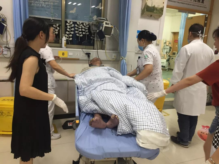 患者被送到急诊抢救。受访者供图
