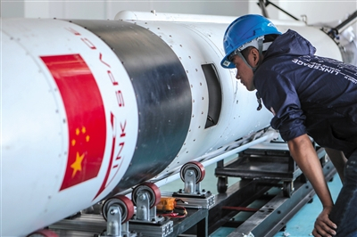 8月8日，翎客航天火箭发射基地内，负责机械构造的吴晓飞还在做着火箭的检查。