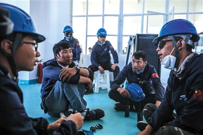 8月9日，翎客航天火箭发射基地内，参与此次发射试验的工程师们在开会。