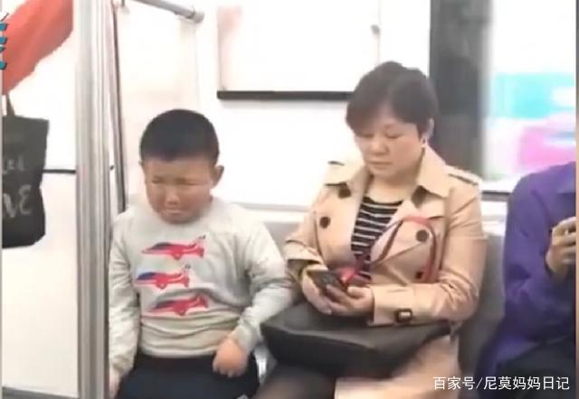 男孩地铁上跟妈妈闹别扭，挨训后“敢怒不敢言”的表情，太逗了