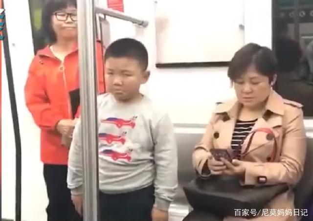 男孩地铁上跟妈妈闹别扭，挨训后“敢怒不敢言”的表情，太逗了