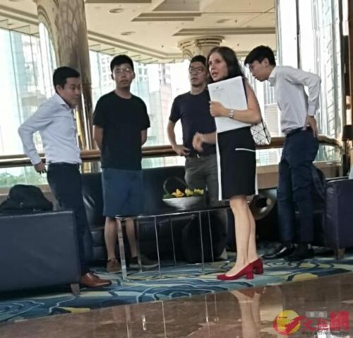 　　黄之锋（左二）、罗冠聪（右三）等人正与Julie Eadeh（右二）密谋。图片来源：香港大公文汇全媒体记者摄