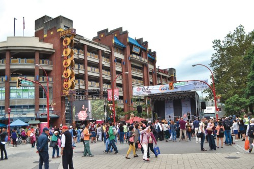 图：华埠节现场设置舞台及大屏幕，用作表演及放映电影。（加拿大《星岛日报》/冯瑞熊 摄）