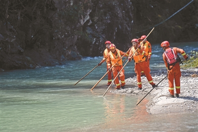  浙江永嘉山体滑坡灾害继续搜救