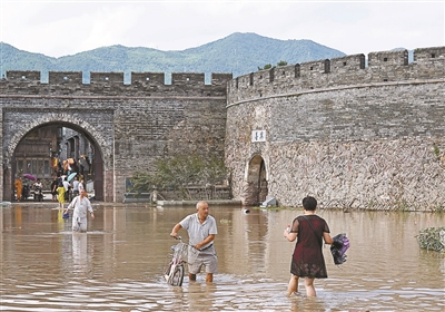  浙江临海古城居民展开生产自救
