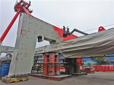  上海振华集团长兴基地露天喷漆现场。生态环境部供图