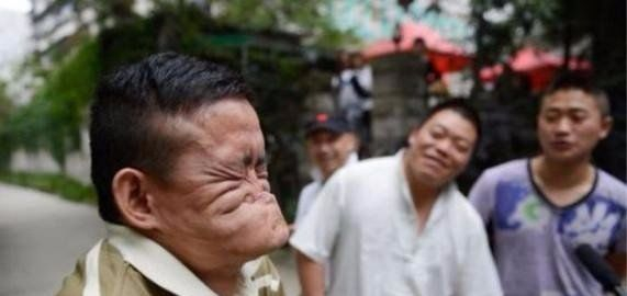 5个有趣的吉尼斯纪录，图一为世界上最丑的人，图二是长舌妇！