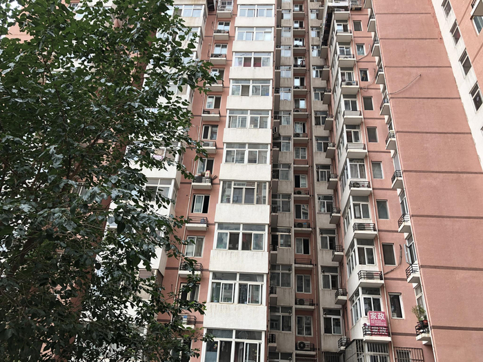 　　卖淫窝点藏匿小区中。