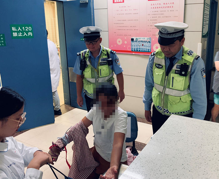女子被毒蛇咬伤急需血清治疗 ,交警开辟“绿色通道”送医救治|女子被|交警_手机新浪网