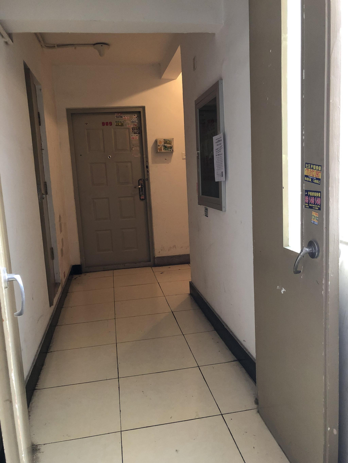 　　卖淫窝点藏匿小区中。