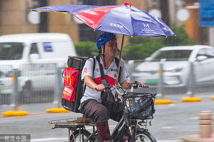 　　▲2019年8月1日，台风“韦帕”逼近广东沿海，临近中午，深圳配送小哥“风雨兼程”送餐送物。资料图。图片来源：视觉中国