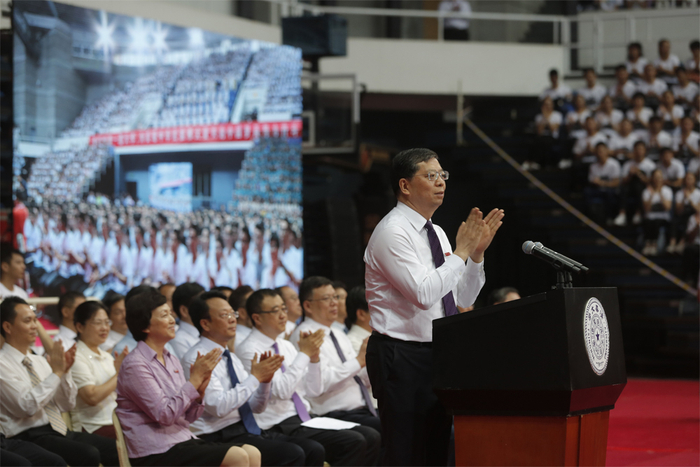 　清华大学校长邱勇欢迎新生。新京报记者&nbsp;侯少卿&nbsp;摄