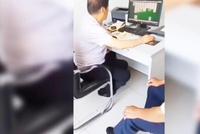 病人看病期间医生玩游戏 医院:解除当事人聘用合同