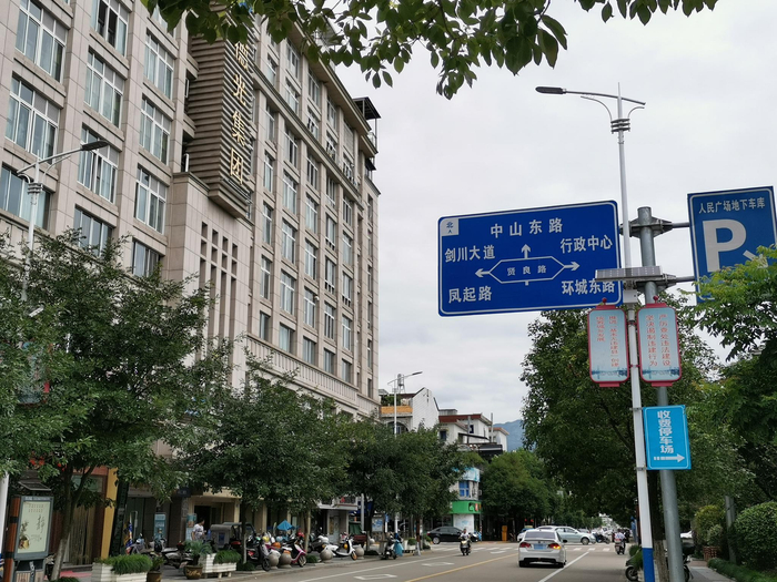 　　图为龙泉市区主街道龙翔路，原“商海会所”就开在这条路上的德光集团大楼四层。 新京报记者 韩茹雪 摄