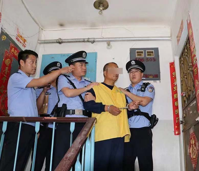 　李海成指认作案现场。图片来源：东胜区公安分局