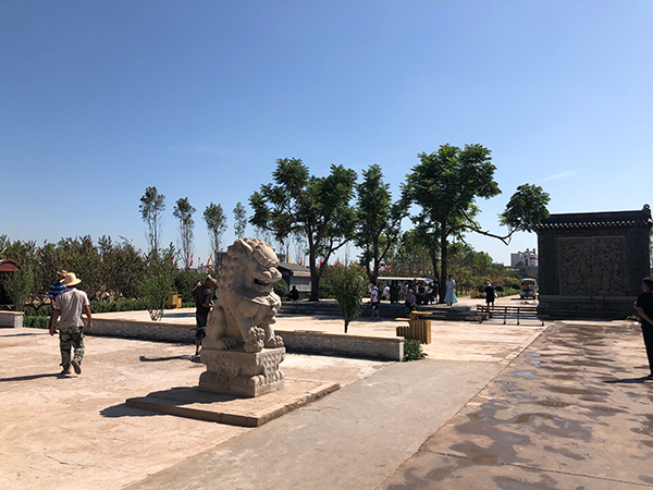 景区出口焕然一新。整改前游客需经过狭长的商业街才可出园，商业街已被拆除。