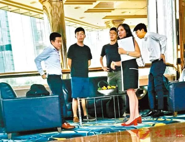8月6日“港独”分子密会美国驻港领事Julie Eadeh，其中左二为黄之锋，左三为罗冠聪