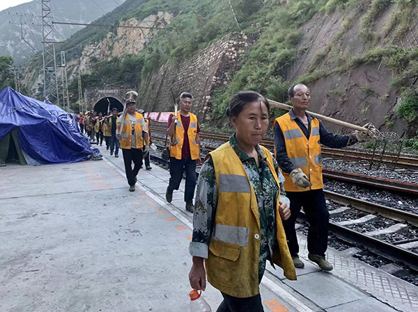 　8月16日，成昆线凉红站工人抢险回来