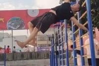 中国小伙练就"单杠漫步" 海外网友:要破世界纪录
