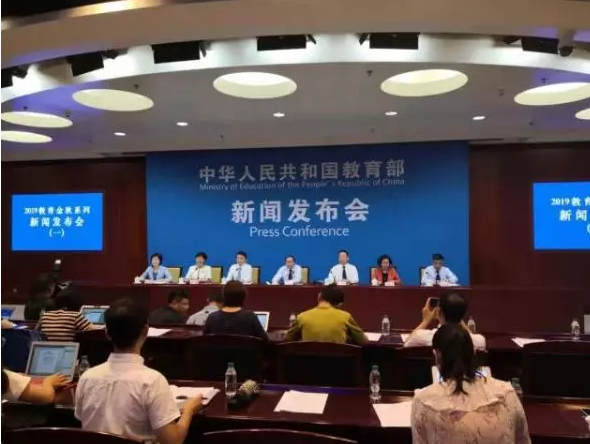 　　▲教育部、最高人民法院、最高人民检察院、公安部、司法部近日联合印发《关于完善安全事故处理机制 维护学校教育教学秩序的意见》。8月20日 上午教育部举行新闻发布会，对该意见进行解读。