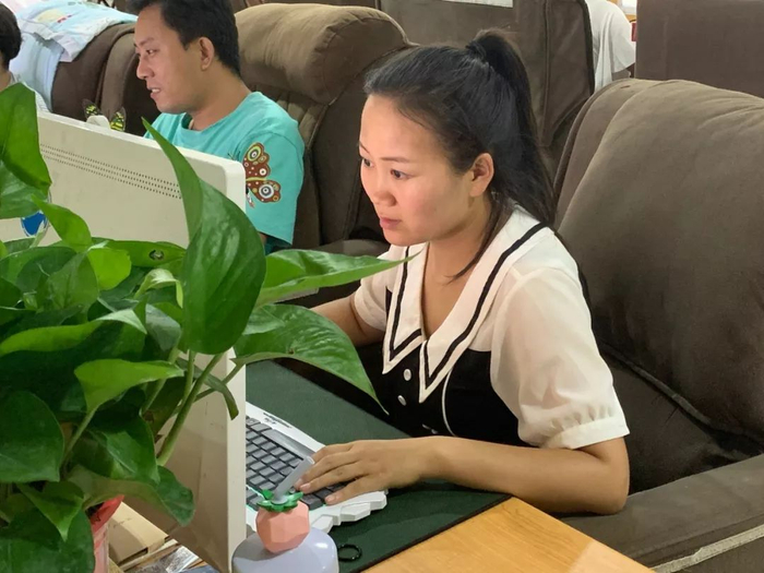 8月7日下午，刘研娜正在给不同种类的汽车拉框。新京报记者周小琪&nbsp;摄