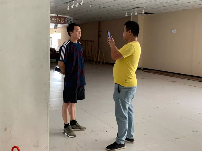 8月9日上午，张凯在测试一款新的采集软件。新京报记者周小琪&nbsp;摄