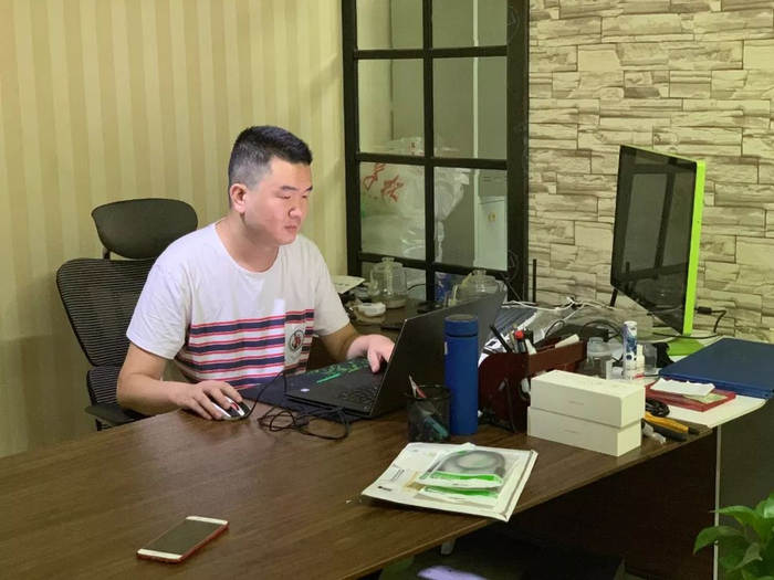 8月9日下午，刘洋锋在办公室里，看一篇与人脸标注相关的论文。新京报记者周小琪&nbsp;摄