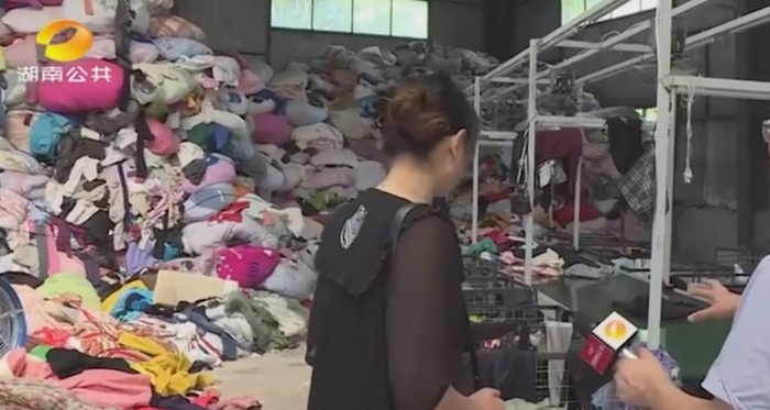 李女士的包裹被德邦物流工作人员私自签收后，直接送到了旧衣回收站粉碎。视频截图