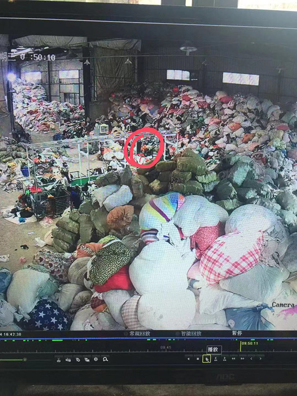 李禹表示在旧衣回收厂的仓库监控里看到自己的包裹&nbsp;&nbsp;李禹 供图