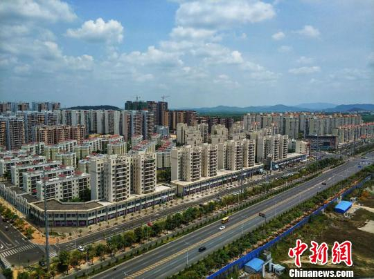 儋州市定位为海南西部中心城市，图为正在建设的儋州城北新区。　王子谦　摄
