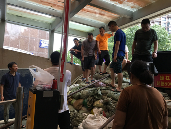 小区居民在加固堤坝。