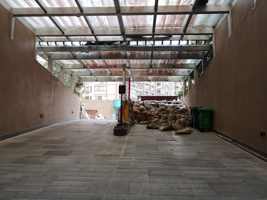 洪水过后尚未清理干净的车库入口。