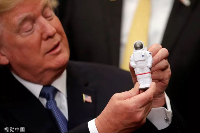  ▲资料图片：当地时间2017年12月11日，美国总统特朗普在华盛顿签署太空政策指令，宣布美国宇航员将重返月球，并最终前往火星。