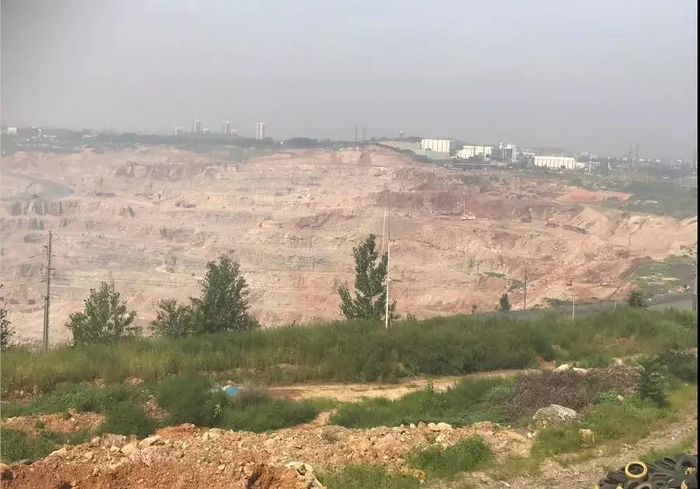 铁矿开采后的现场