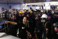 昨夜香港暴徒拆了元朗地铁站 闹事者达到近2000人