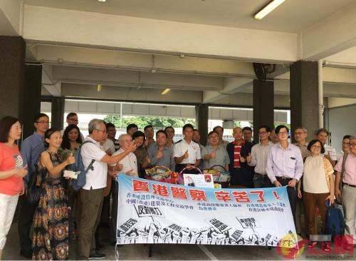 　香港六大工程建筑界协会到葵涌警署撑警。图片来源：大公文汇全媒体记者摄