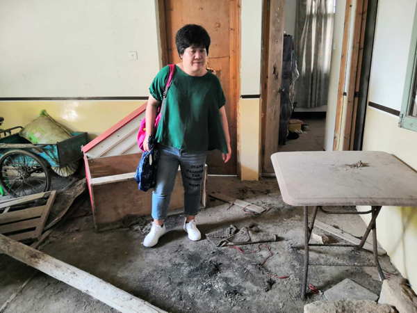 　念建兰指着地面说，他们的衣物和窗帘在这里被烧成灰烬。