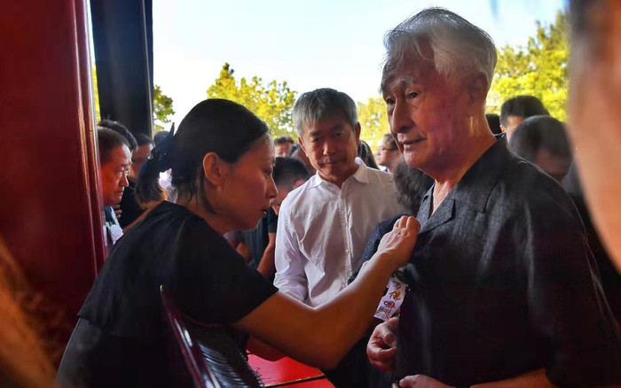 8月21日，贵州茅台集团原董事长季克良前来吊唁秦含章。 新京报记者 李木易 摄