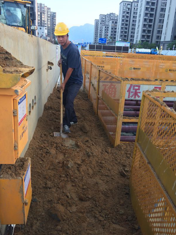 　念斌在地铁工地上干活。受访者供图