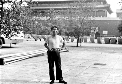 学生邢秋成为老师王国栋在天安门画室外留影 摄影/邢秋成