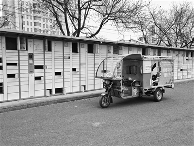 智能快递柜解决了居民收快递“对不上时间”的问题，但有的老旧小区还未设置供图/视觉中国