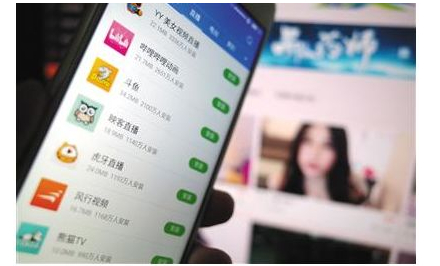 ▲用户使用手机安装的直播软件与网页直播画面。针对未成年人单独网络直播，2019年初湖北出台相关规范作出要求。资料图片/IC photo