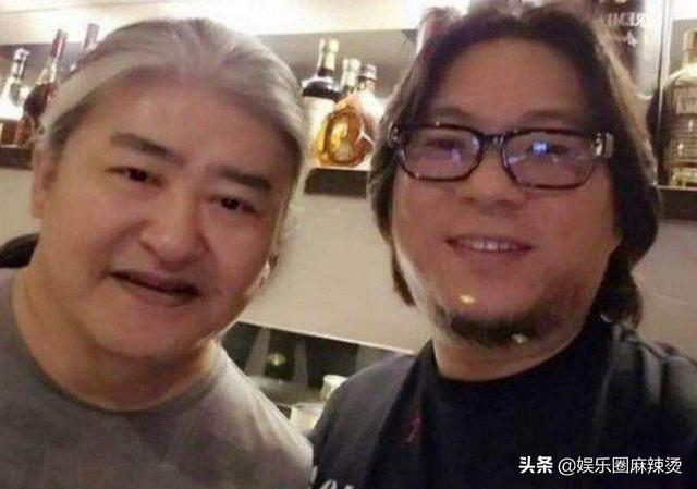 56岁刘欢近照曝光,满头白发皮肤松弛显老态,但精神矍铄气色佳